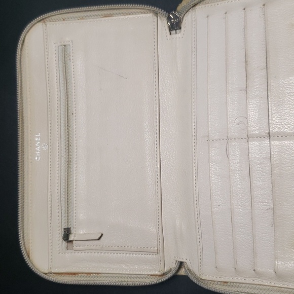 Chanel Off-White Camellia Zipped Wallet - Picture 7 of 16